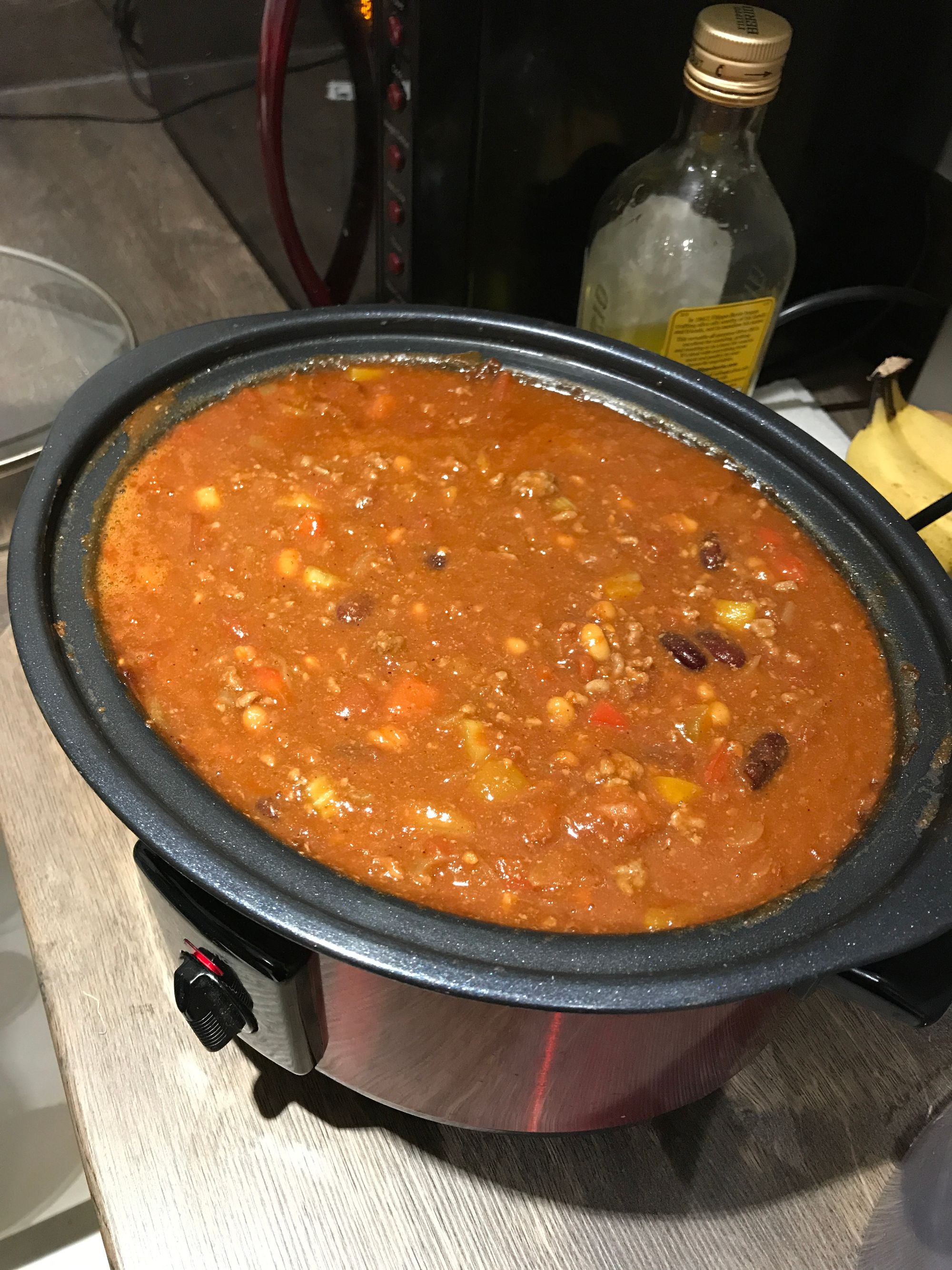 A slow cooker pot full of freshly cooked chilli con carne